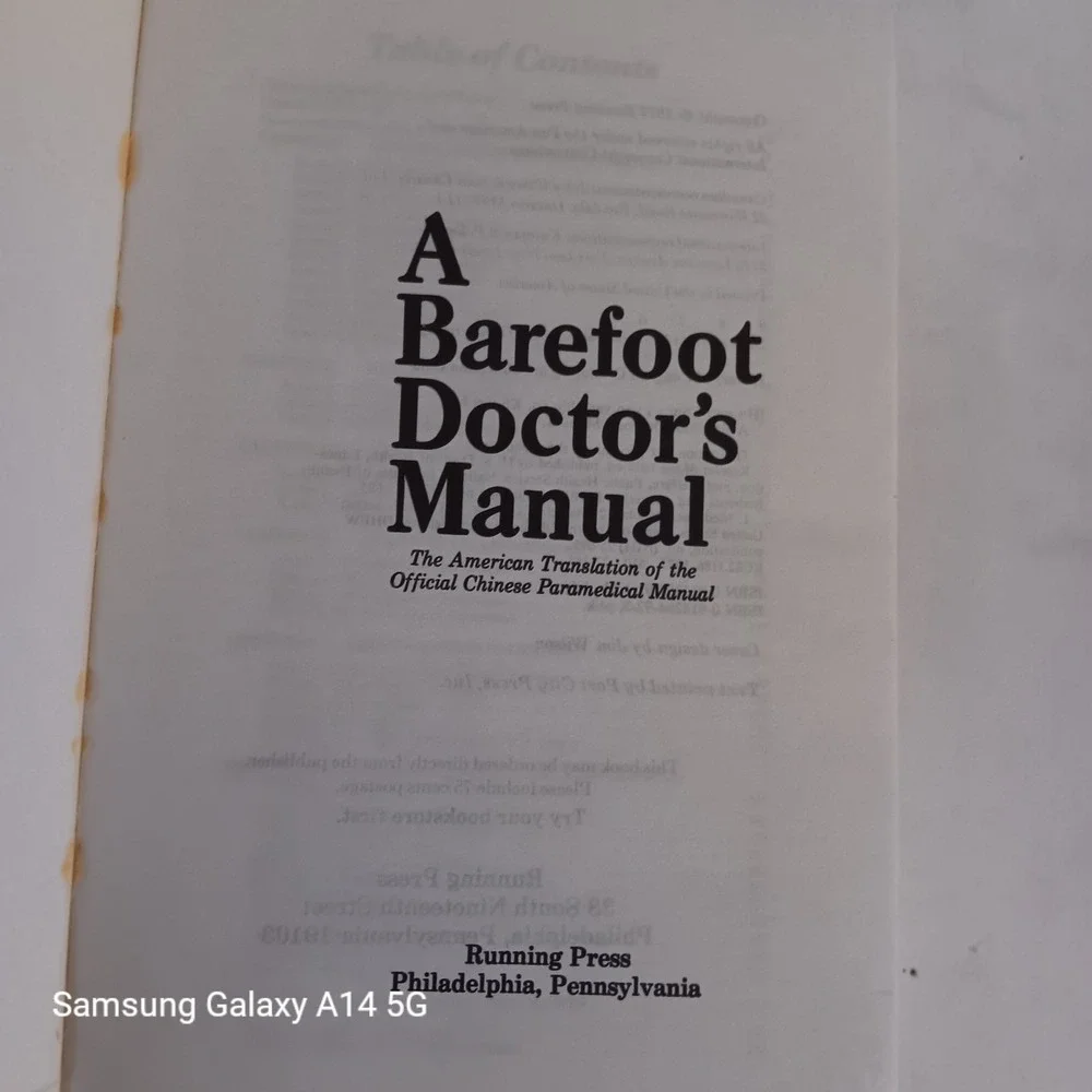 A Barefoot Doctor's Manual 1977 Running Press Chinese Paramedical PB 5th Print